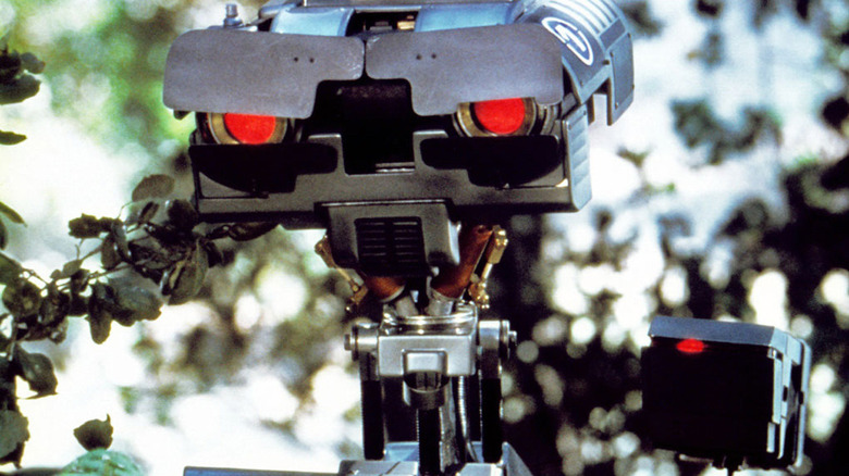 Johnny 5 preparing for battle
