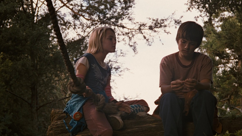 Jess (Josh Hutcherson) and Leslie (AnnaSophia Robb) sitting in forest in Bride to Terabithia