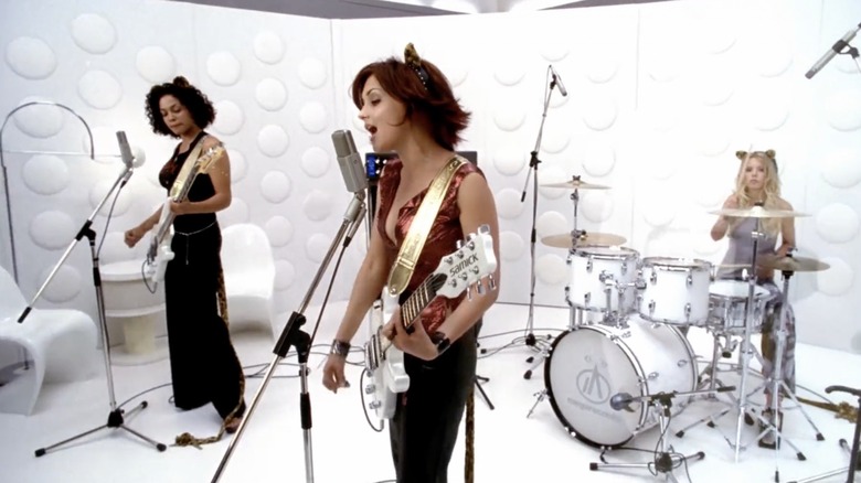 జోసీ మరియు పుస్సీక్యాట్స్‌లోని రికార్డింగ్ బూత్‌లో వాల్, జోసీ మరియు మెల్ చక్కగా ఆడుతున్నారు