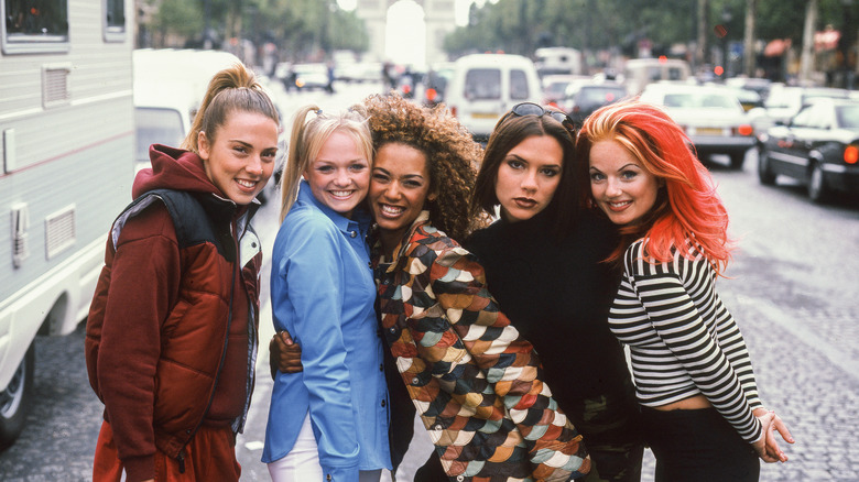 The Spice Girls pose in front of the Arc du Triomphe.
