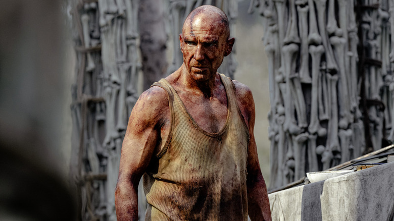 Ralph Feinnes as Dr Kelson surrounded by bones