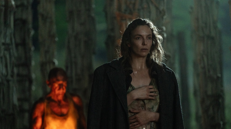 Dr. Ian Kelson standing behind Isla in 28 Years Later