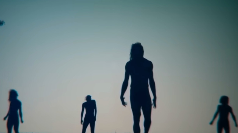28 Years Later, the silhouettes of the infected in the distance. The alpha's silhouette's the second to right