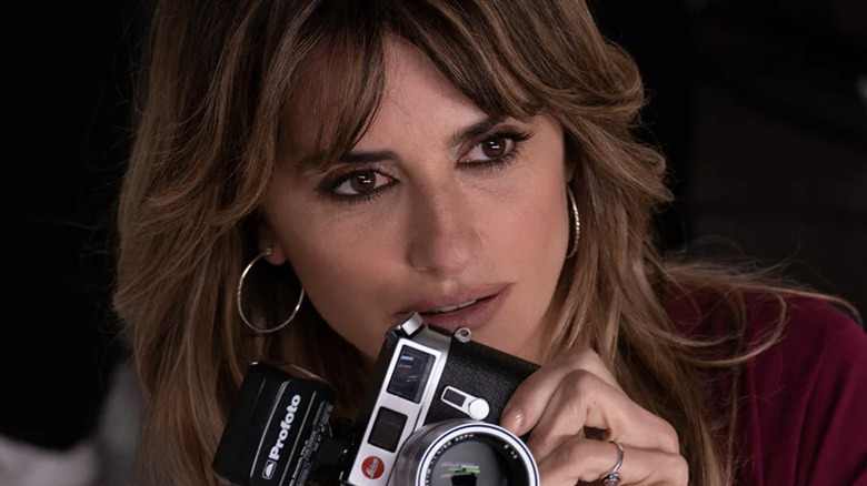 Penélope Cruz as Janis Martínez Moreno holding a camera in Parallel Mothers