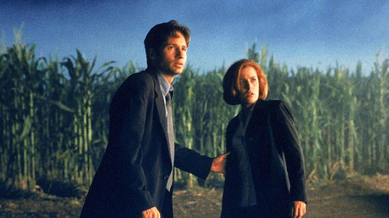 Mulder and Scully in front of a cornfield in The X-Files: Fight the Future