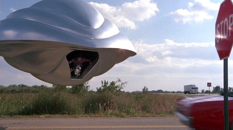 Joey Cramer as David Freeman hovers over a road in a spaceship in Flight of the Navigator