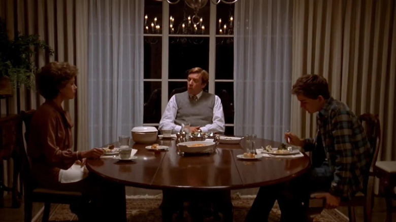 The Jarrett family sitting at the dinner table in Ordinary People