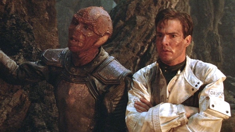 Louis B. Gossett as Jeriba Shigan and Dennis Quaid as Willis E. Davidge are stranded on a hostile planet in Enemy Mine