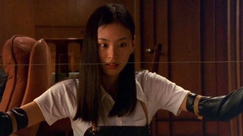 Asami holding piano wire in Audition
