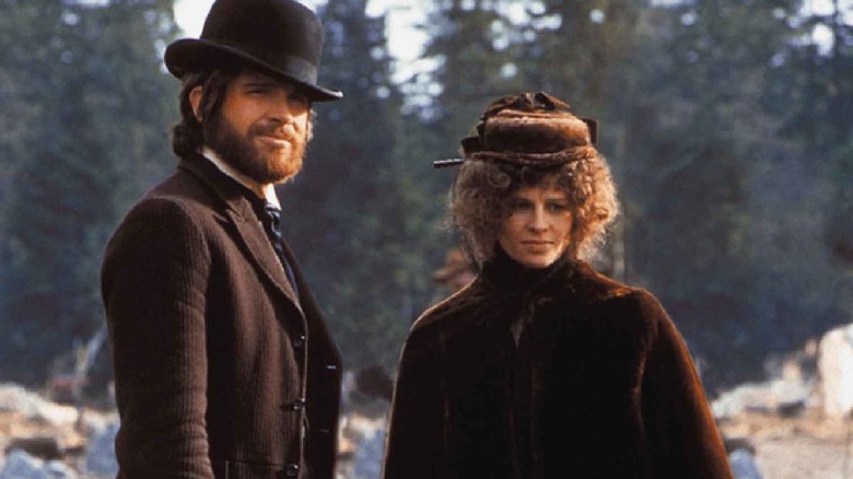 John McCabe (Warren Beatty) standing next to Constance Miller (Julie Christie) in McCabe & Mrs. Miller