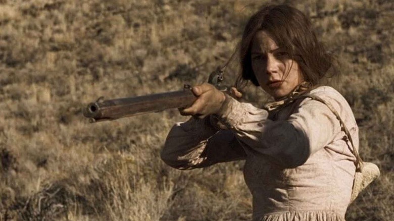 Emily Tetherow (Michelle Williams) aiming a rifle in Meek's Cutoff