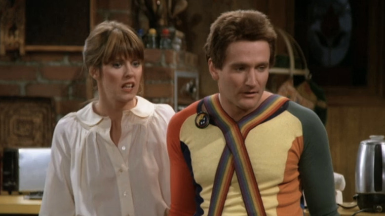 Pam Dawber's Mindy McConnell stands next to Robin Williams' Mork in Mork & Mindy