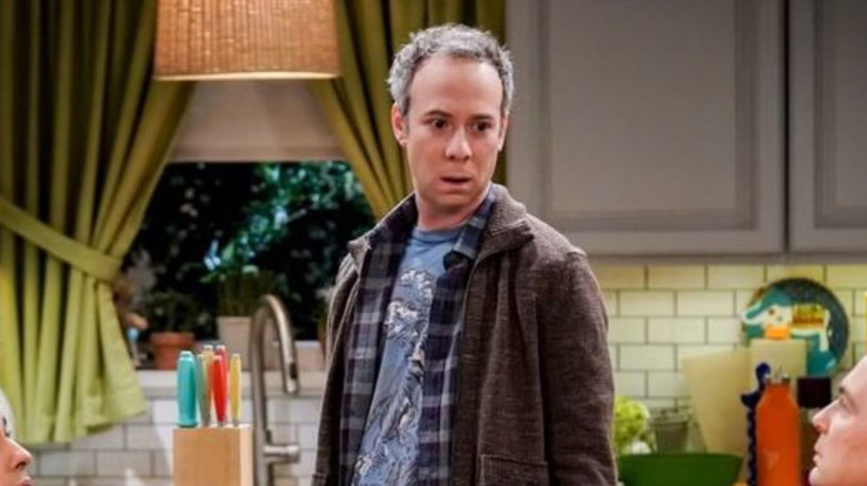 Stuart talking in the Wolowitz kitchen on The Big Bang Theory