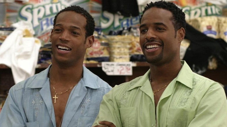 Shawn Wayans as Kevin Copeland and Marlon Wayans as Marcus Copeland sport summery clothing in White Chicks