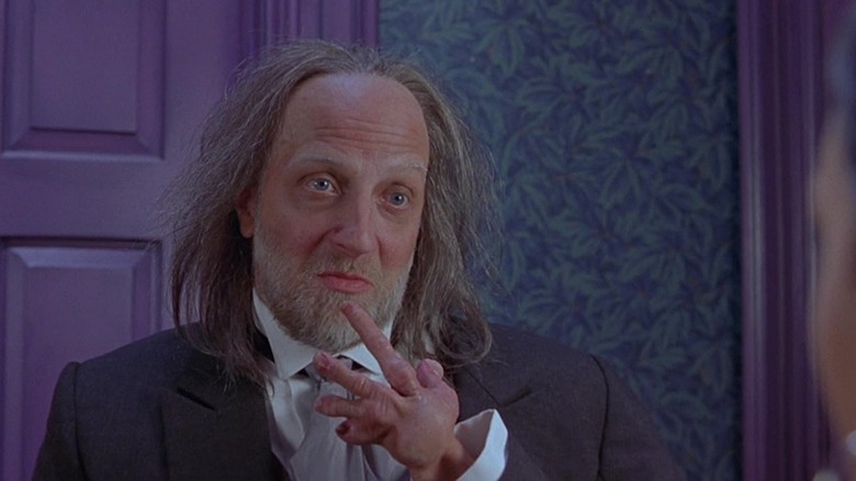 Chris Elliott displays his small hand as Hanson in Scary Movie 2