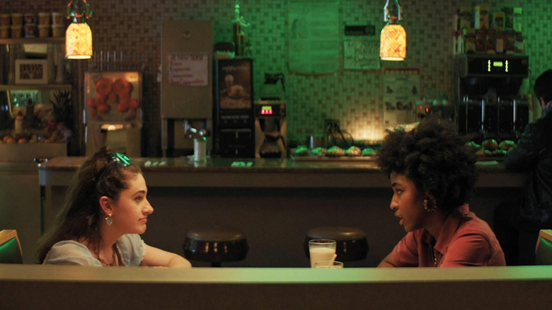 Rachel Sennott and Ayo Edebiri in Ayo and Rachel are Single sitting in diner booth