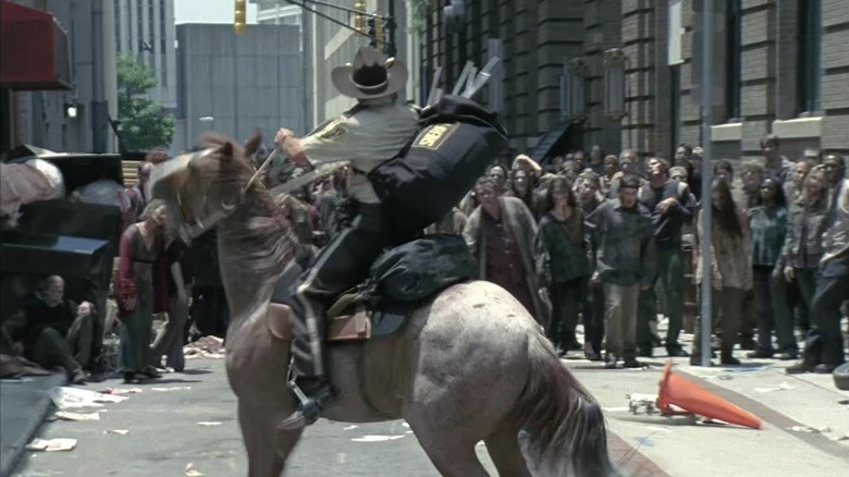 The Walking Dead, Rick on his horse, surrounded by a swarm of walkers in Atlanta
