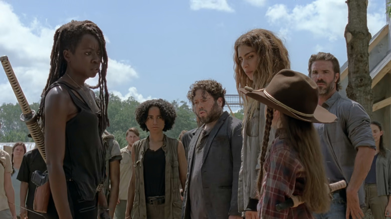 The Walking Dead, Michonne talking to other survivors, with child Judy there with her