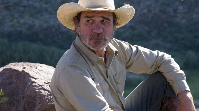 Pete Perkins looking tired in The Three Burials of Melquiades Estrada