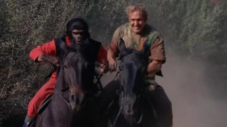 Galen (Roddy McDowall) and Alan Virdon (Ron Harper) race on horseback in Planet of the Apes