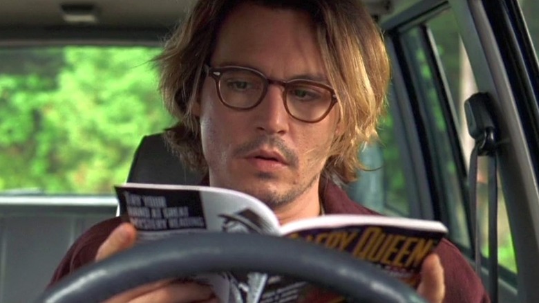 Mort Rainey reading a book in a car in Secret Window