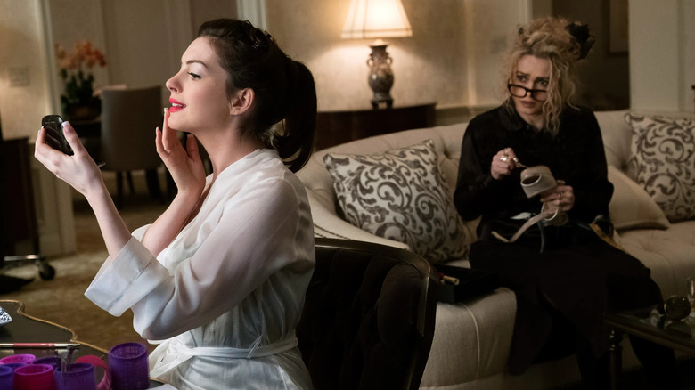 Daphne applying makeup with Rose looking on in Ocean's 8