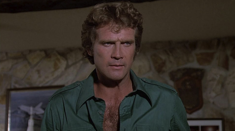 Steve Austin with a green unbuttoned shirt in The Six Million Dollar Man