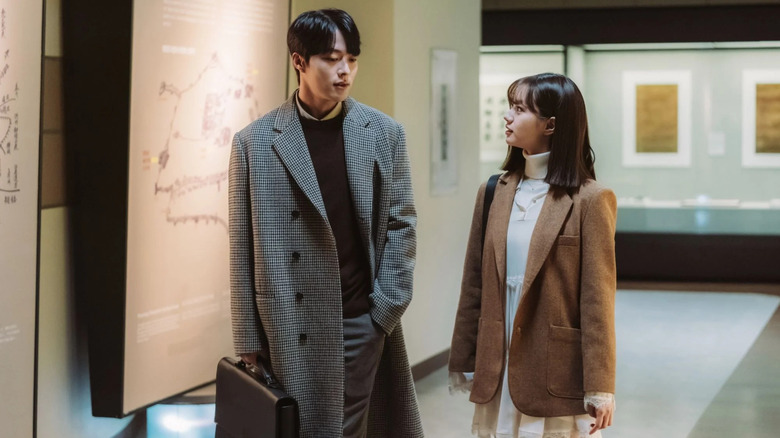 Shin Woo-yeo (Jang Ki-yong) walks with Lee Dam (Lee Hye-ri) in a museum in My Roommate Is a Gumiho