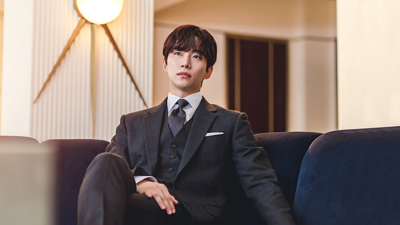 Gu Won (Lee Jun-ho) sits impassively on a couch in King the Land