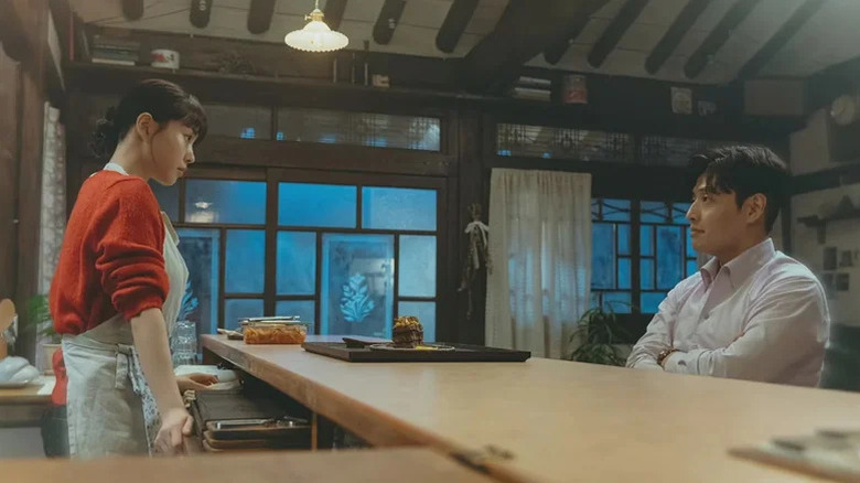 Mo Yeon-joo (Go Min-si) faces an unimpressed Han Beom-woo (Kang Ha-neul) across her dining counter in Tastefully Yours