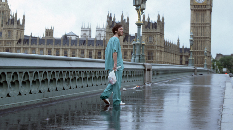 Cillian Murphy as Jim walking through the streets of London in 28 Days Later