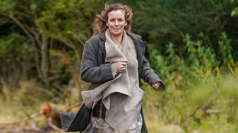 Jodie Comer as Isla running through the field in 28 Years Later