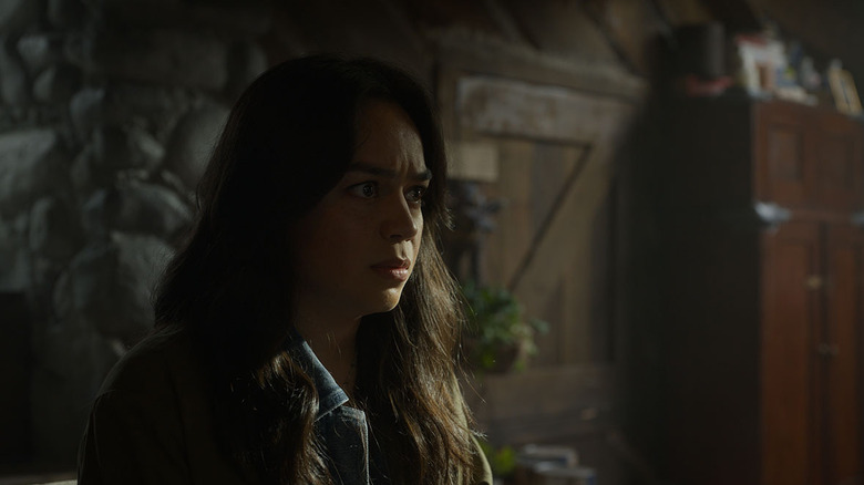 Kaitlyn Santa Juana as Stefani talking to Iris in her cabin in Final Destination Bloodlines