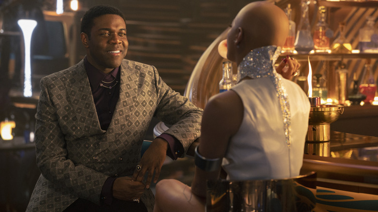 Quasi talks to the pretty Melle at a space bar in Star Trek: Section 31