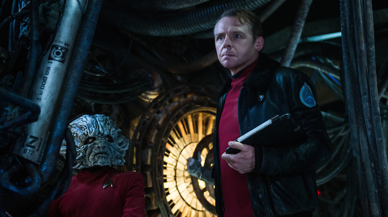 Keenser and Simon Pegg as Scotty holding his tablet with a concerned look on his face in Star Trek Beyond