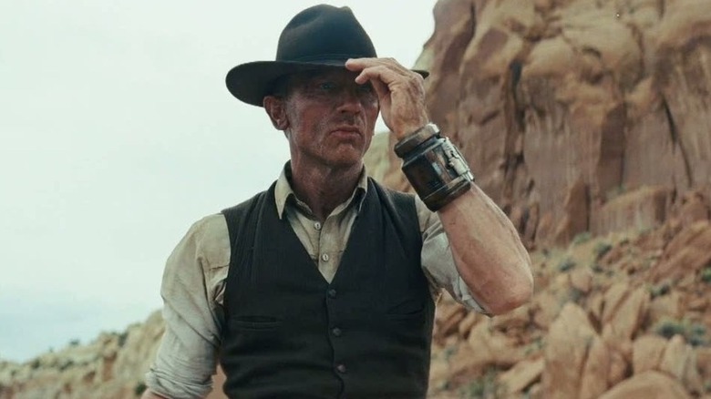 Daniel Craig as Jake Lonergan touching his hat in Cowboys & Aliens