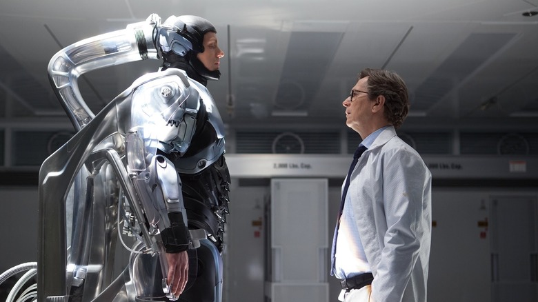 Murphy in his robot suit talking to Dr. Norton in RoboCop (2014)