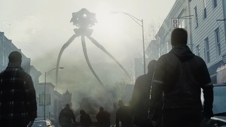 An alien looming over people on the street in War of the Worlds (2005)