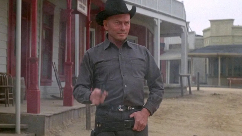 Yul Brenner as The Gunslinger, slinging a gun, in Westworld