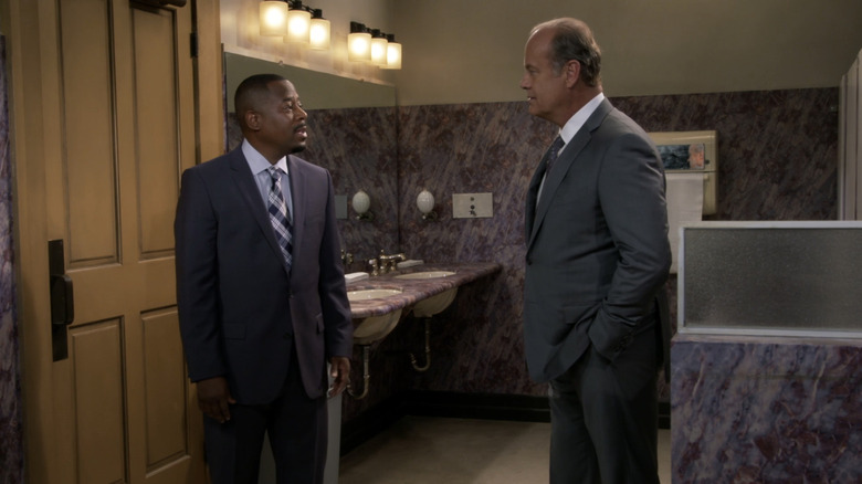 Martin Lawrence's Marcus Jackson stands opposite Kelsey Grammer's Allen Braddock in a bathroom in Partners