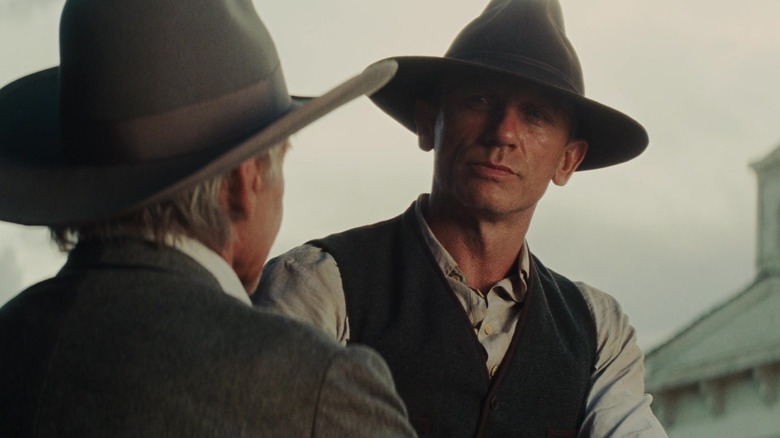 Jake Lonergan looking down at Woodrow Dolarhyde in Cowboys & Aliens