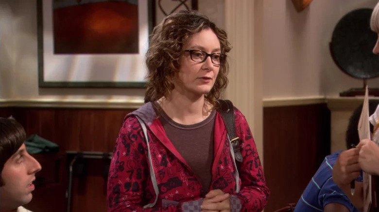 Sara Gilbert's Leslie Winkle wearing glasses on The Big Bang Theory