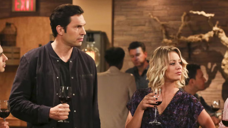 Zack (Brian Thomas Smith) and Penny (Kaley Cuoco) holding glasses of wine at a restaurant on The Big Bang Theory