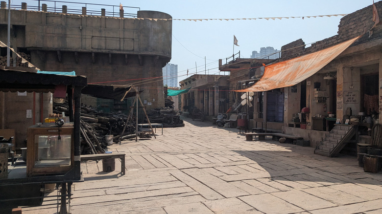 வாரணாசி தொகுப்பின் ஒரு மூலையில் உள்ள பக்க வீதிகள் மற்றும் சந்துகளின் காட்சி