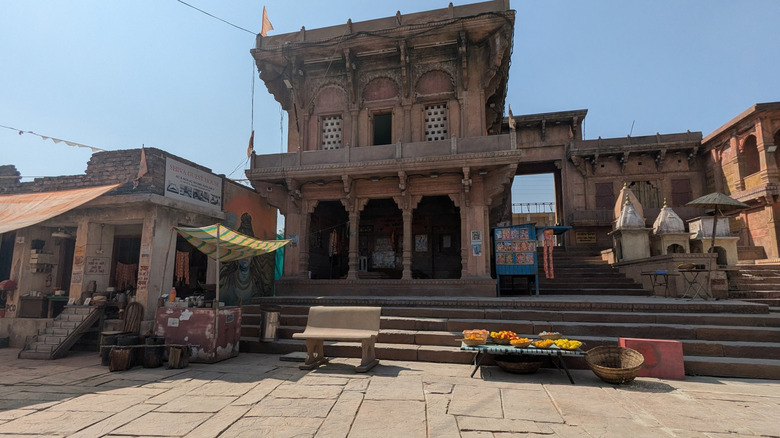 வாரணாசியின் செட்டில் ஒரு முற்றத்தின் முன் இரண்டு மாடி கட்டிடத்தின் காட்சி