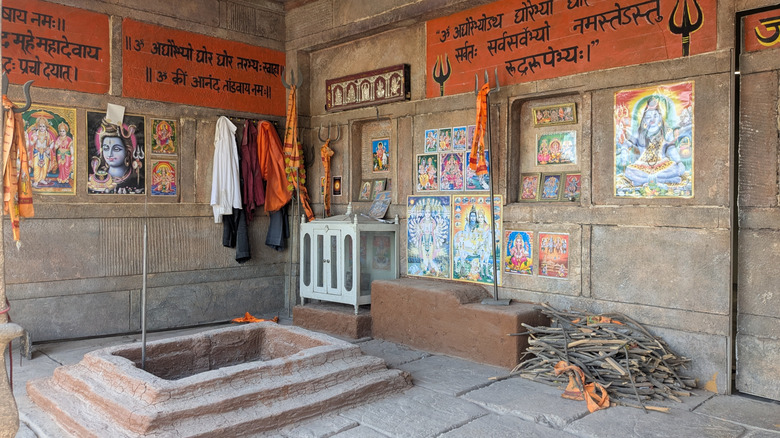 வாரணாசியின் செட்டில் அடையாளங்கள், சுவரொட்டிகள் மற்றும் பிற மத கலைப்பொருட்கள் நிறைந்த கட்டிடத்தின் உட்புற காட்சி