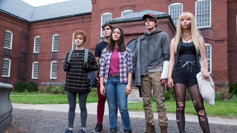 Rahne, Bobby, Dani, Sam, and Illyana standing in front of the hospital in The New Mutants