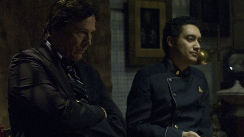 Tom Jarek (Richard Hatch) crosses his arms next to Felix Gaeta (Alessandro Juliani) in Battlestar Galactica (2003)