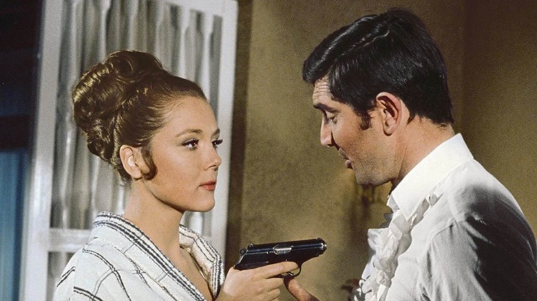Tracy aiming a gun at Bond