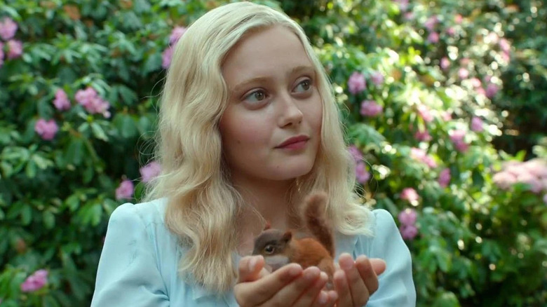 Ella Purnell as Emma Bloom holding a mouse in Miss Peregrine's Home for Peculiar Children